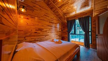 Schreibtisch, laptopgeeigneter Arbeitsplatz, kostenlose Babybetten