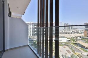 Balcony - Modern Elegance Studio in Azizi Riviera (Dubai)