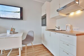 Kühlschrank, Ofen, Wasserkocher mit Kaffee-/Teezubehör