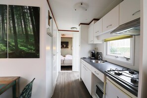 Refrigerador, horno, parrilla de estufa y cafetera y tetera