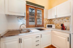 Fridge, microwave, stovetop, coffee/tea maker