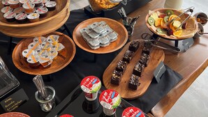 A buffet with various food items including yogurt, brownies, and fruit. - JG Hotel Antoniergasse (Memmingen)