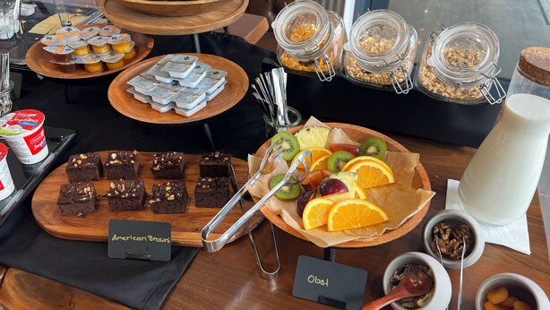 A breakfast buffet with various food items including fruits, pastries, and cereals. - JG Hotel Antoniergasse (Memmingen)