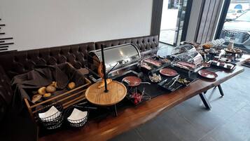 TĂ€gliches FrĂŒhstĂŒcksbuffet (12.50 EUR pro Person)