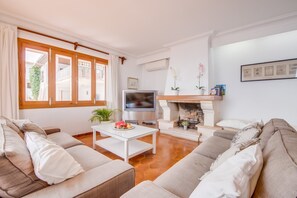Smart TV y chimenea 