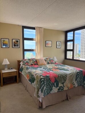 1 bedroom, desk, iron/ironing board, free WiFi - Waikiki Banyan 1 Bedroom with Parking! (Honolulu)