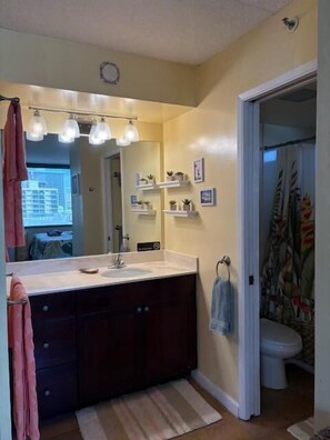 Sèche-cheveux, serviettes fournies, savon, shampoing