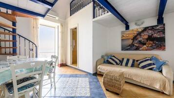 Comfort Quadruple Room | Living area