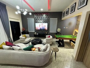 Junior-Apartment, Balkon, Stadtblick | Wohnbereich