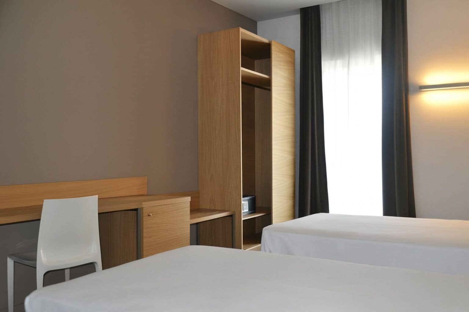 羽绒被、记忆海绵床垫、客房内保险箱、办公桌