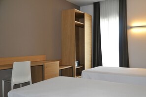 Dundyner, memory foam-senger, safe på rommet og skrivebord