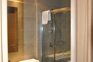 Shower, hair dryer, towels, soap - VICTOR HOTEL (Bari)