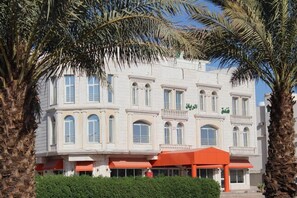 Front of property - Al Rayyan Hotel (Madinah)