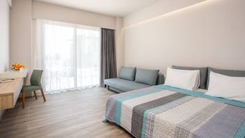 Habitación cuádruple familiar, vista al jardín | Caja de seguridad en la habitación, escritorio y insonorización