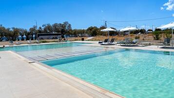 2 outdoor pools