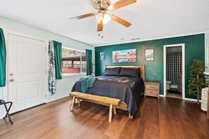 Escritorio, tabla de planchar con plancha, cuna de viaje y wifi gratis 