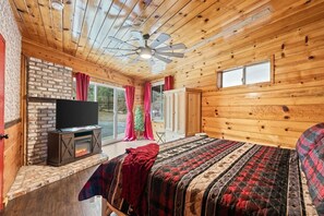 5 bedrooms, desk, iron/ironing board, travel crib