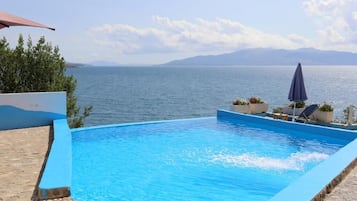 Kolam renang outdoor musiman