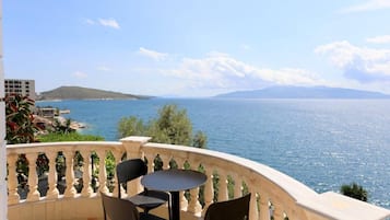 Kamar Triple Standar, balkon, pemandangan laut | Pemandangan balkon