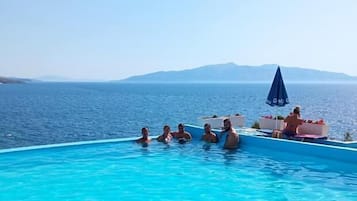 Una piscina al aire libre de temporada