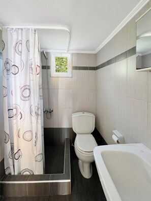 Haartrockner, Handtücher, Seife, Toilettenpapier