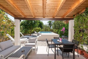 Outdoor dining - Apartment in Croatia near the Adriatic Coast (Novigrad)