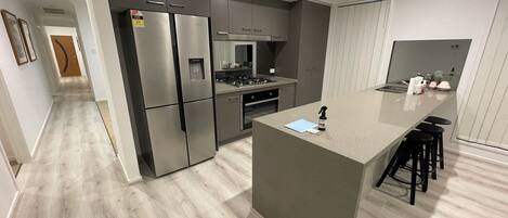 Een koelkast, een microgolfoven, een oven, een kookplaat