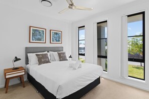 4 chambres, fer et planche à repasser, lit de bébé portatif
