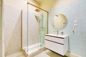 Dusche, Haartrockner, Handtücher