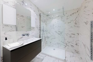 Shower, hair dryer, towels - Apartment cosy 1BDR/4P near Invalides (Paris)