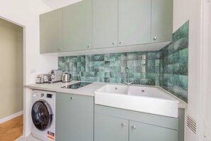 Geladeira, micro-ondas, cooktop, cafeteira/chaleira