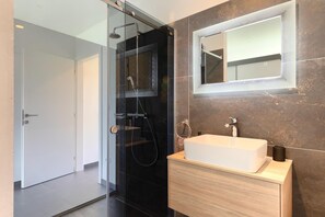 Bruser, hårtørrer, bidet