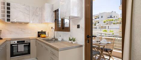 Departamento familiar, 2 habitaciones, balcón, vista a la montaña | Cocina privada | Tetera eléctrica y tostadora