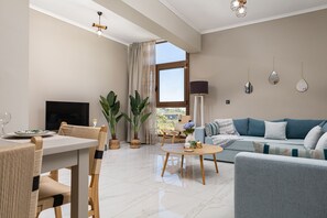 Appartement familial, 2 chambres, balcon, vue sur la montagne | Salle de séjour | Téléviseur à écran plat