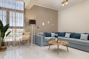 家庭公寓, 2 間臥室, 陽台, 山景 | 起居區 | 平面電視