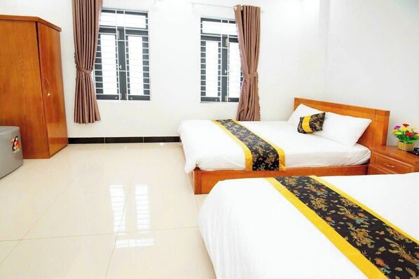 Desk, laptop workspace, free WiFi