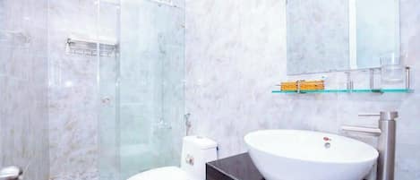 Douche, serviettes fournies, savon, shampooing