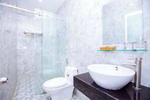 Douche, serviettes fournies, savon, shampoing