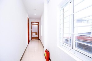 مكتب ومساحة عمل للكمبيوتر المحمول وواي فاي مجانًا