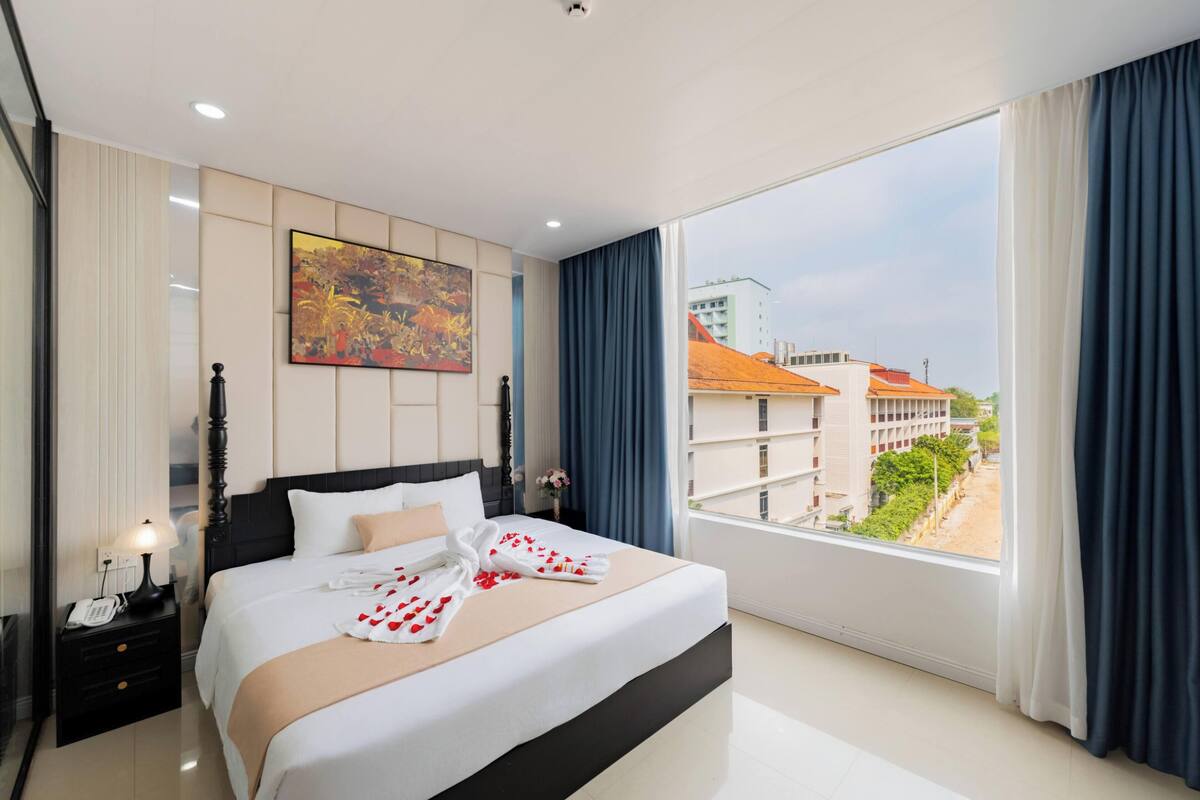 Executive Studio | Premium bedding, memory foam beds, free minibar items