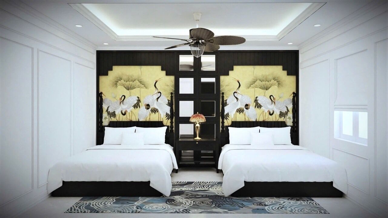 Ein modernes Hotelzimmer mit zwei Betten, einem Deckenventilator und einem großen Wandgemälde.