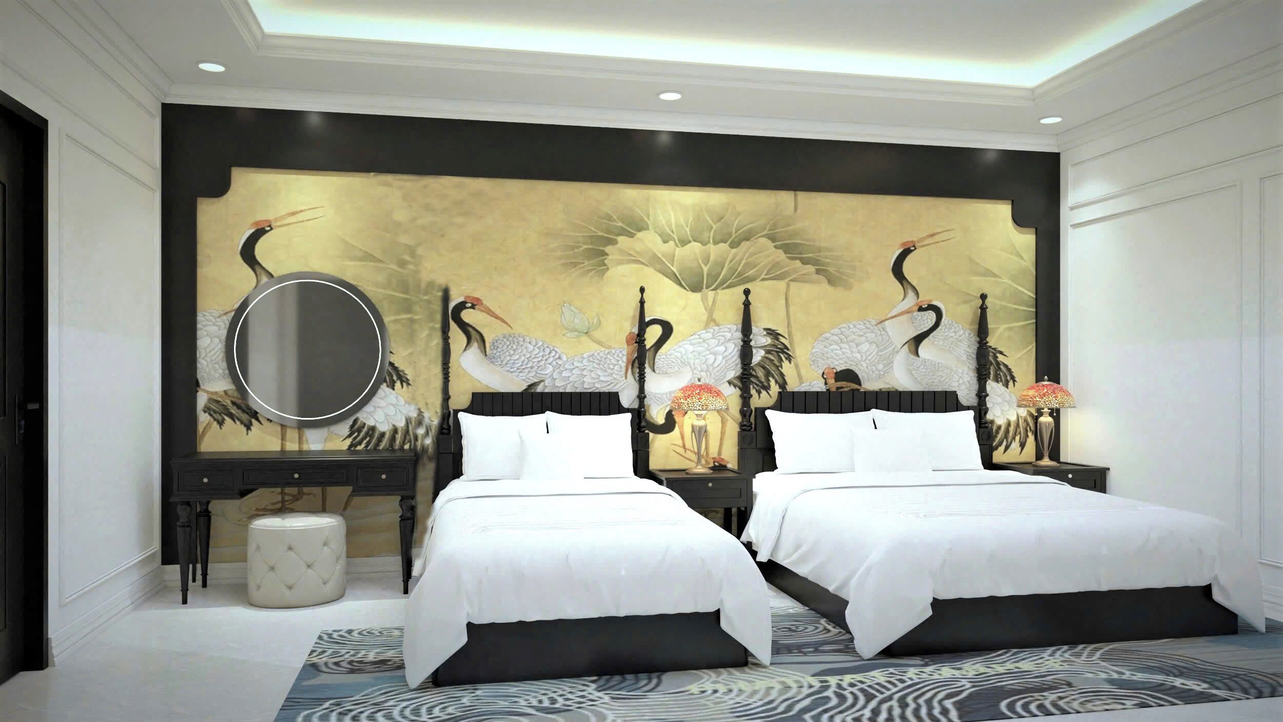 Habitación de hotel con dos camas, un gran mural de grullas, un espejo redondo y una mesita con lámpara.