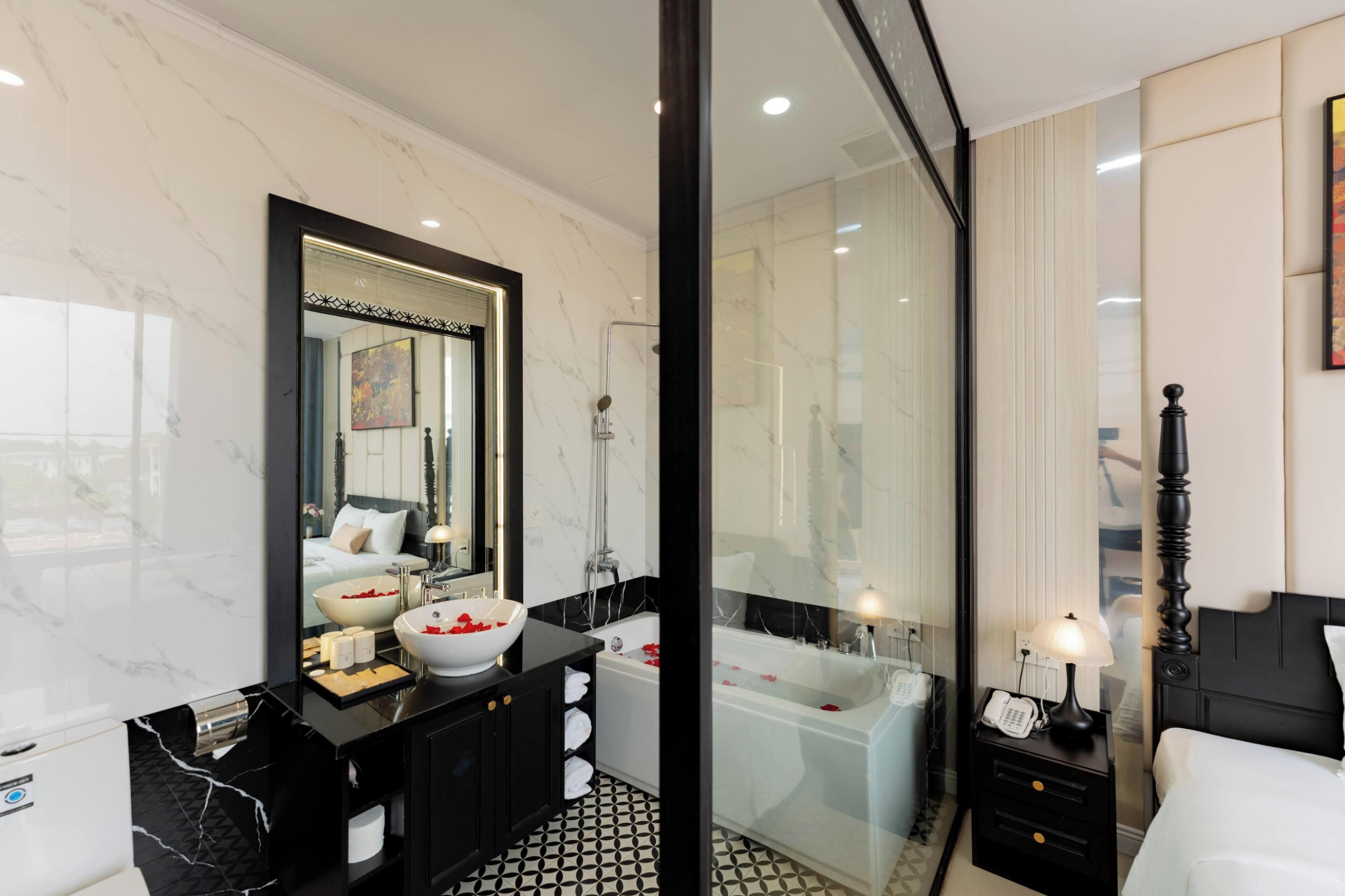 Executive studio | Badkamer | Een douche, een regendouche, designer toiletartikelen, een haardroger