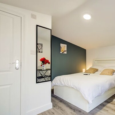 Cosy Luxury studio cabin centrally located in Crayford, Greater london.