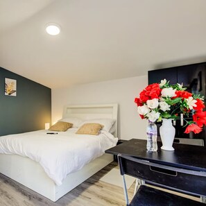Iron/ironing board, WiFi, bed sheets