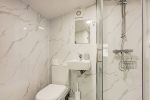 Douche, séchoir à cheveux, serviettes fournies, savon