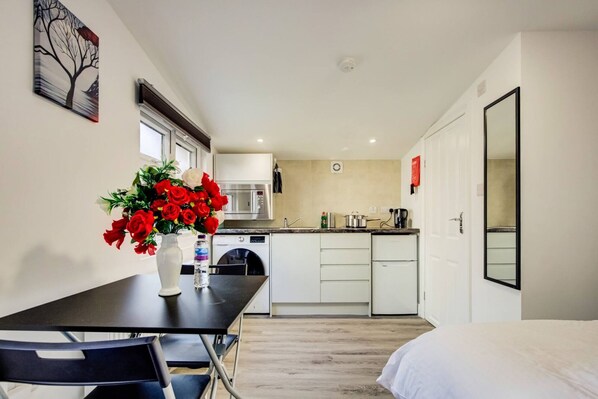 1 habitación, tabla de planchar con plancha, wifi y ropa de cama 