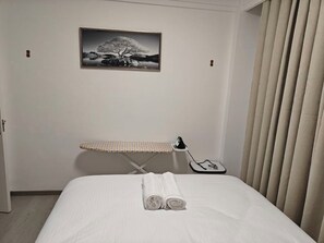 1 chambre, fer et planche à repasser, Wi-Fi, draps fournis