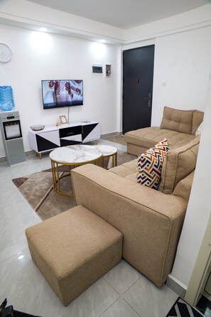 Smart TV - Luxurious 1-Bedroom Apartment @ Kilimani, Nairobi. Welcome Home. (Nairobi)