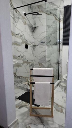 Comfort tweepersoonskamer, uitzicht op tuin | Badkamer | Een douche, gratis toiletartikelen, een haardroger, handdoeken